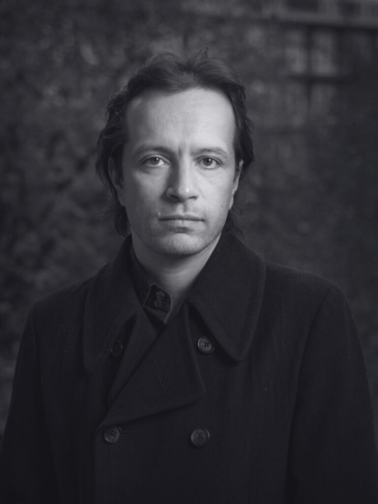 A black-and-white photo of Joost Baars looking into the camera. Een zwart-witfoto van Joost Baars die in de camera kijkt.