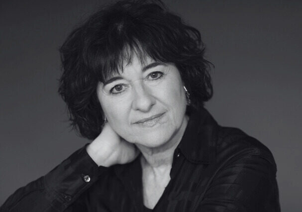 A black-and-white photo of Pia Tafdrup looking kindly into the camera. Een zwart-witfoto van Pia Tafdrup die vriendelijk in de camera kijkt.