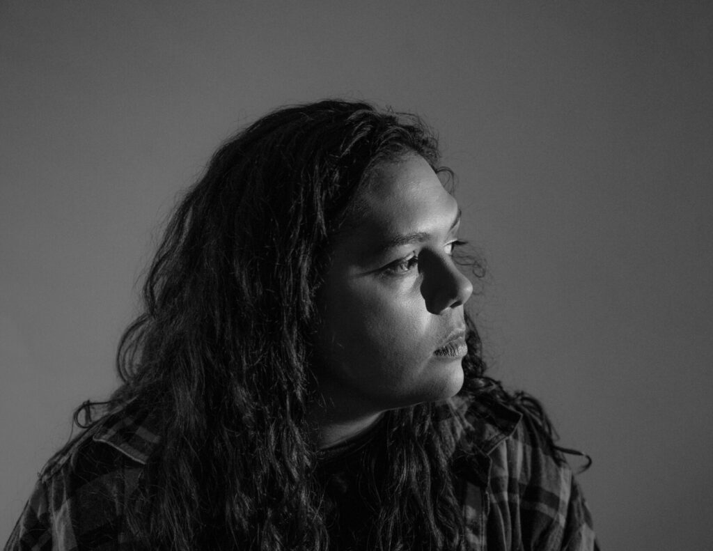 A black-and-white portrait of Melanie Mununggurr looking to the side. Een zwart-witportret van Melanie Mununggurr die naar de zijkant kijkt.