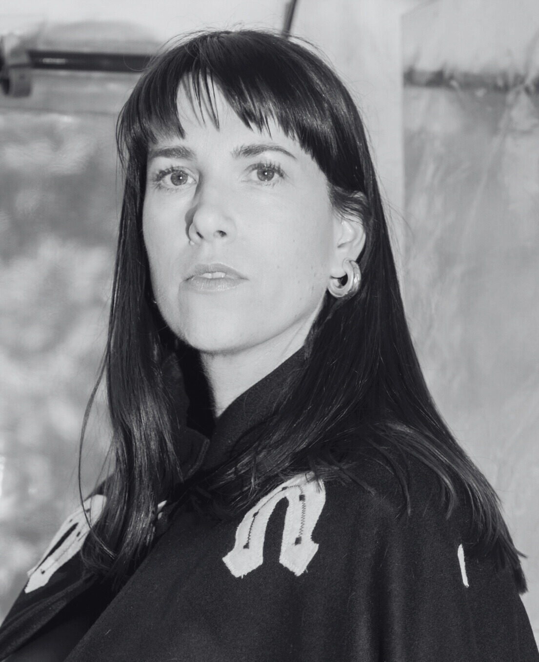 A black-and-white picture of Mirthe Berentsen looking in the camera. Een zwart-witfoto van Mirthe Berentsen die naar de camera kijkt.