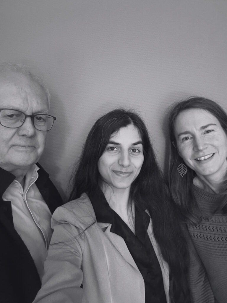 A black-and-white picture of Anna Eble, Ton Naaijkens and Lisa Thunnissen, smiling at the camera. Een zwart-witfoto van Anna Eble, Ton Naaijkens en Lisa Thunnissen die naar de camera glimlachen