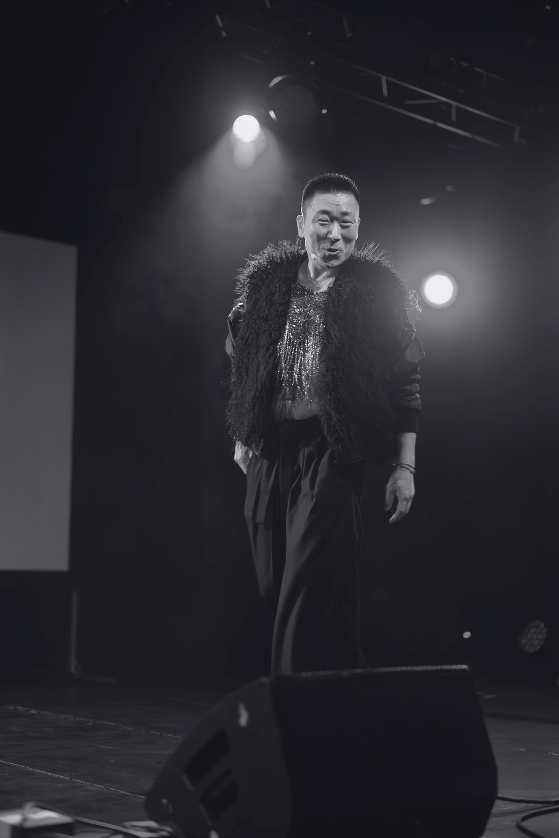 A black-and-white picture of Kevin -Ahn Kwang Soo- Groen on the stage. Een zwart-witfoto van Kevin -Ahn Kwang Soo- Groen op het podium.