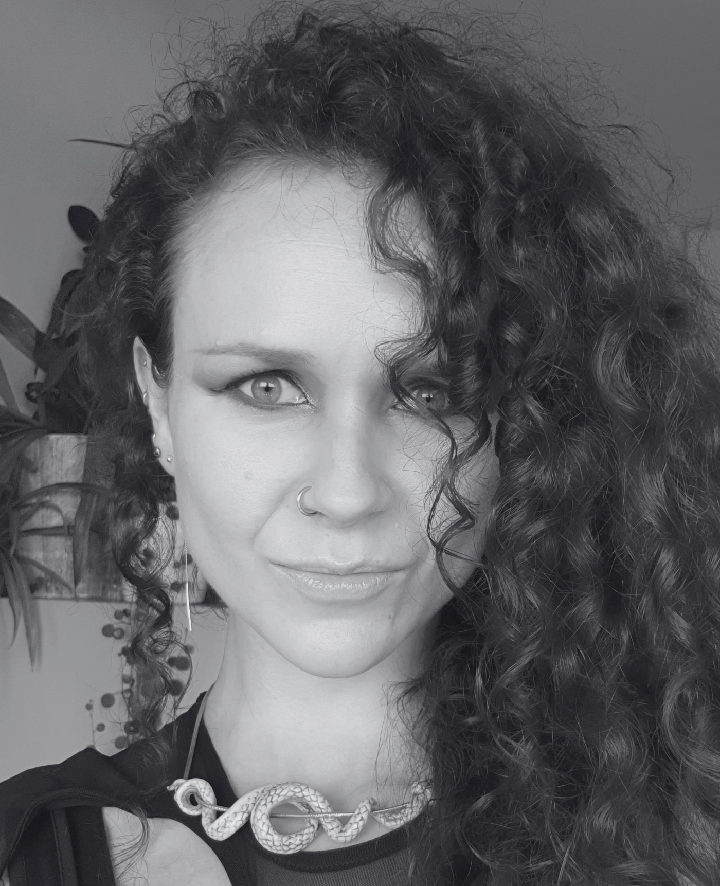 A black-and-white picture of Ludwika looking at the camera. Een zwart-witfoto van Ludwika die naar de camera kijkt.